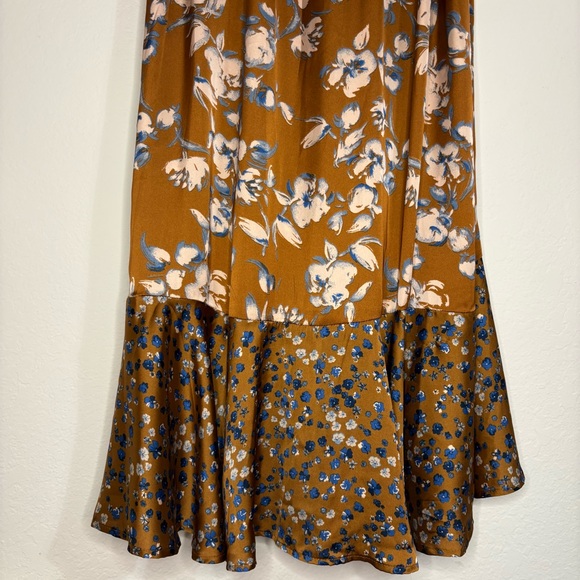 Dress Forum silky floral wrap dress size medium - Picture 10 of 11